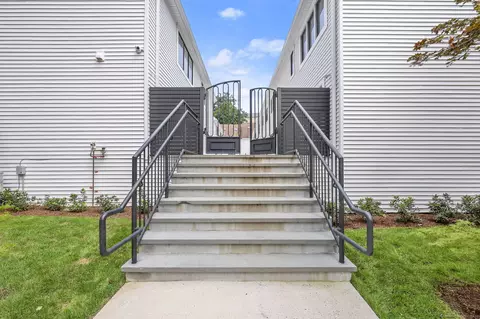 141 Grove St #L, Stamford, CT 06901