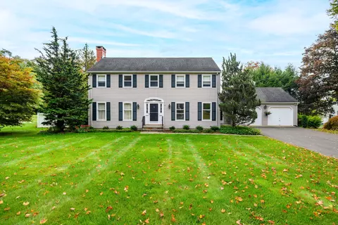 2 Lovells Ln, Newtown, CT 06470