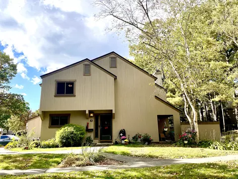 4 Chestnut Dr, Avon, CT 06001