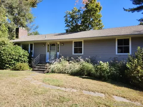 180 Lamplighter Ln, Fairfield, CT 06825
