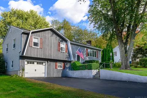 15 Forest Dr, Montville, CT 06382