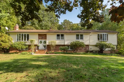 70 Round Hill Rd, Guilford, CT 06437