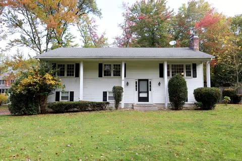25 Burnwood Dr, Bloomfield, CT 06002