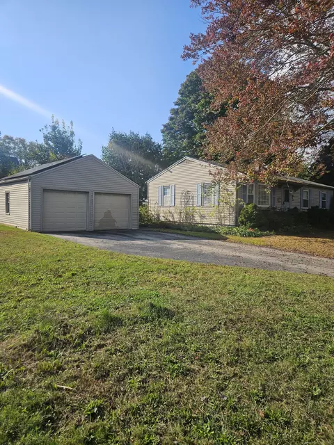 5 Sandy Hollow Dr, Waterford, CT 06385