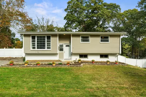 11 Country Club Dr, Ledyard, CT 06339