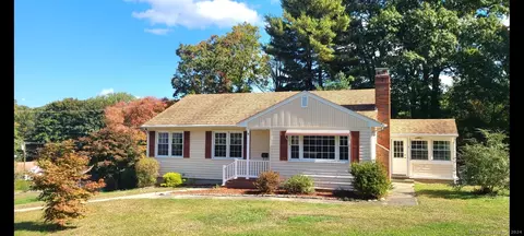 8 Lathrop Ct, Uncasville, CT 06382