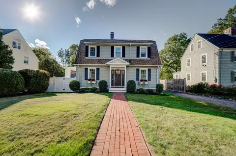 215 Quaker Ln N, West Hartford, CT 06119