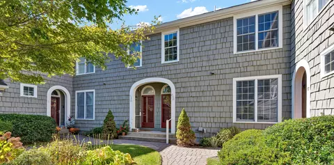 19 Harwich Ln #19, West Hartford, CT 06117
