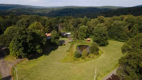 32 Tuttle Ct, Bethany, CT 06524