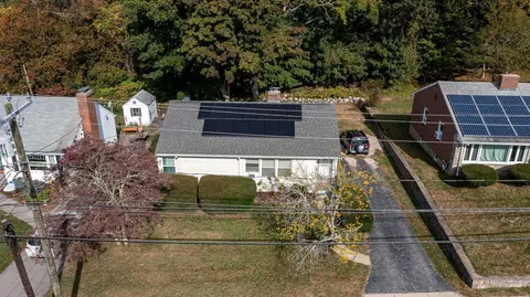 21 Westridge Rd, New London, CT 06320