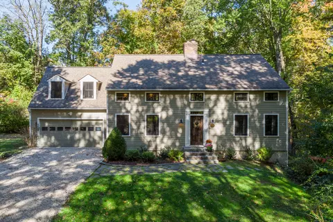 5 Cedar Cir, Newtown, CT 06470