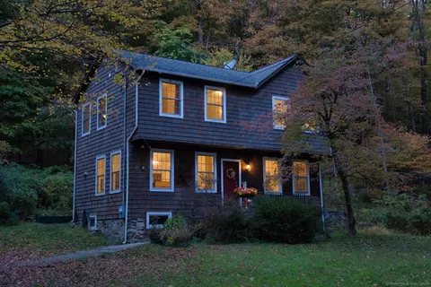 15 Sanford Rd, Woodbridge, CT 06525