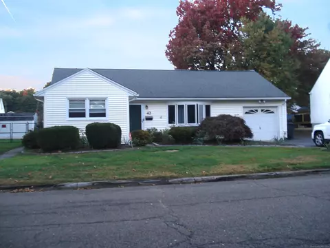 42 Elmsford Rd, Bridgeport, CT 06606