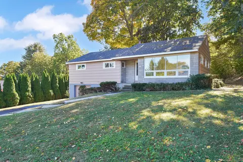 70 Richard Dr, Hamden, CT 06514