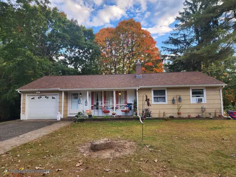 19 Larrow Dr, Windham, CT 06256