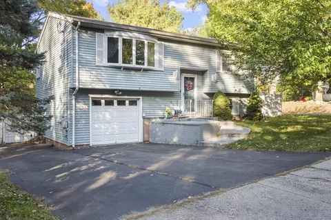 3 Tanglewood Dr, Hamden, CT 06518