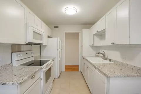 90 Heritage Vlg #E, Southbury, CT 06488