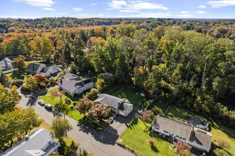 12 White Birch Ln, Branford, CT 06405