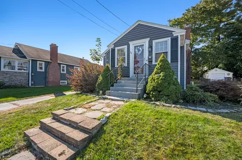 39 Lindbergh Dr, Wethersfield, CT 06109
