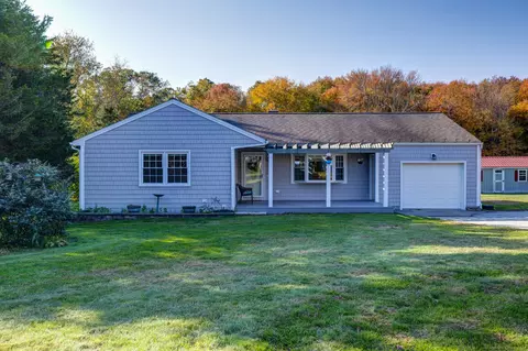39 Mohegan Dr, Griswold, CT 06351