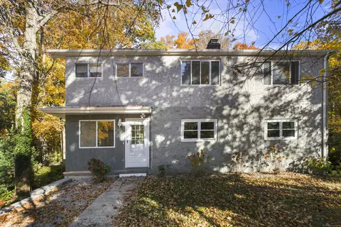 492 Shore Dr, Branford, CT 06405