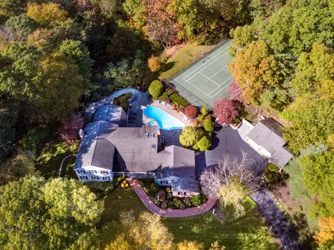 80 Knollwood Ln, Avon, CT 06001