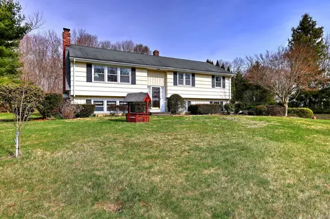 31 Redcoat Ln, Guilford, CT 06437