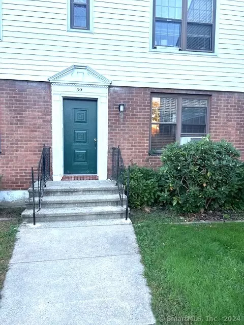 39 Nob Hill Cir #B, Bridgeport, CT 06610