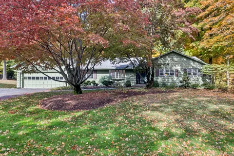 44 Juniper Ln, West Hartford, CT 06117