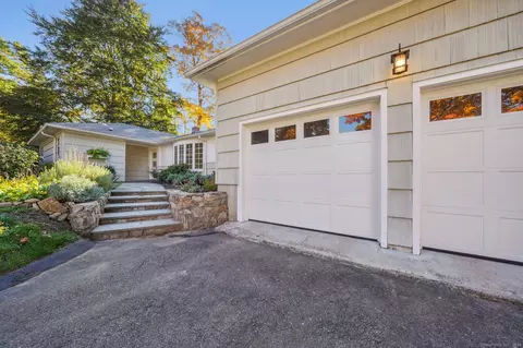 25 Midrocks Dr, Norwalk, CT 06851