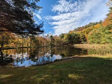 82 Meadowside Rd, Woodstock, CT 06281