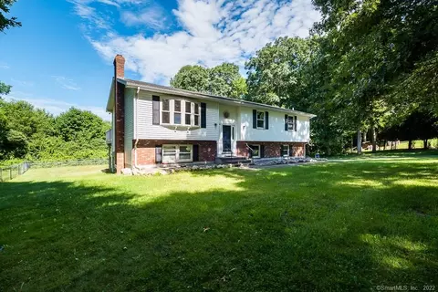 26 Cranberry Dr, Uncasville, CT 06382