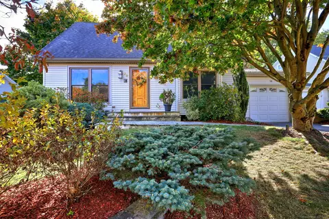 30 Cadbury Pl, Naugatuck, CT 06770