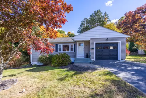 27 Juniper Ridge Dr, Waterbury, CT 06708