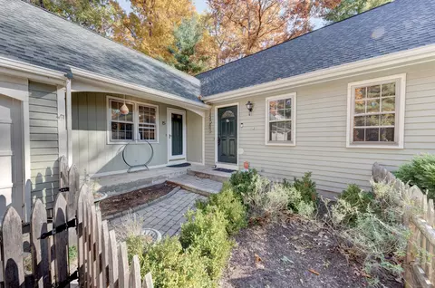 15 Crestwood Rd, Simsbury, CT 06070