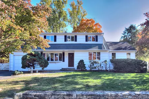 9 Loren Ln, Westport, CT 06880