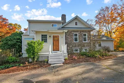 17 Medley Ln, Branford, CT 06405
