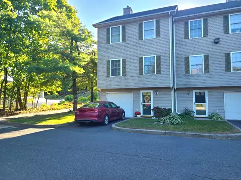 8 Mannions Ln #1, Danbury, CT 06810
