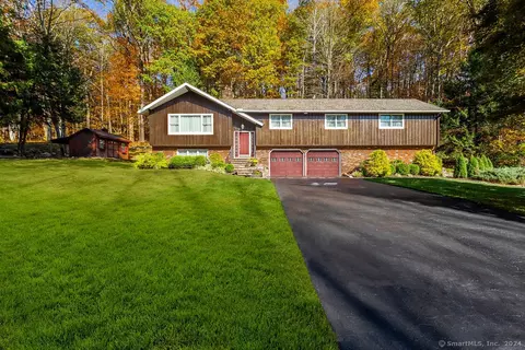 19 Wicks Manor Dr, Danbury, CT 06810