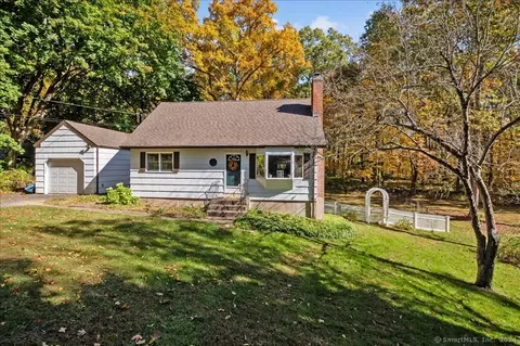 26 Oak Dr, Hebron, CT 06248