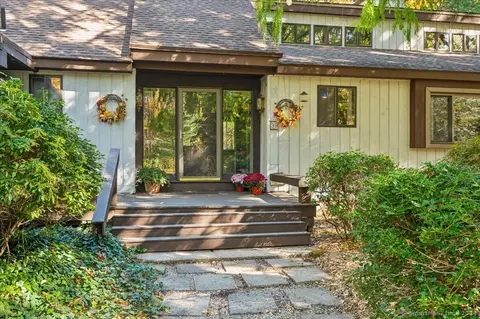 39 Rocklyn Dr, Simsbury, CT 06092