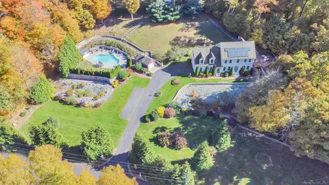 27 Suncrest Dr, Somers, CT 06071