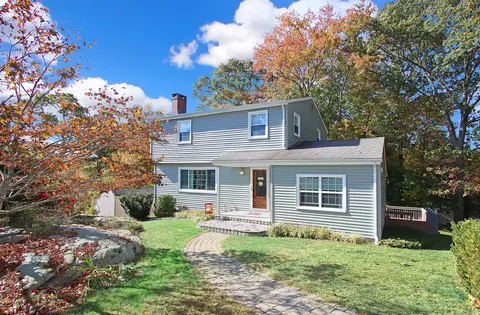 25 Roxbury Ct, East Lyme, CT 06357