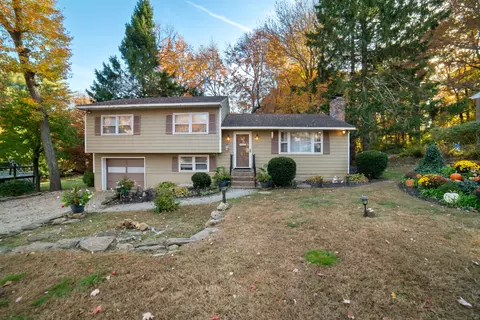 25 Longmeadow Dr, Wolcott, CT 06716