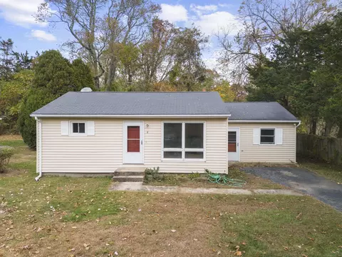 8 Highland Dr, Clinton, CT 06413