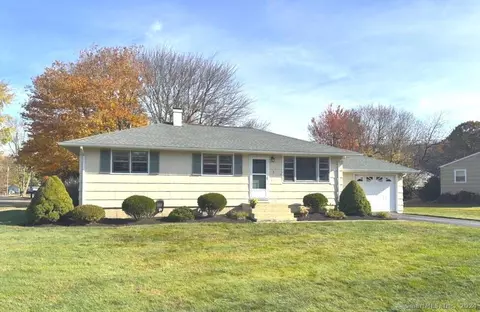 3 Whitney Ln, West Haven, CT 06516