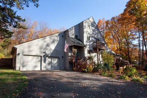 8 Wright Dr, Avon, CT 06001