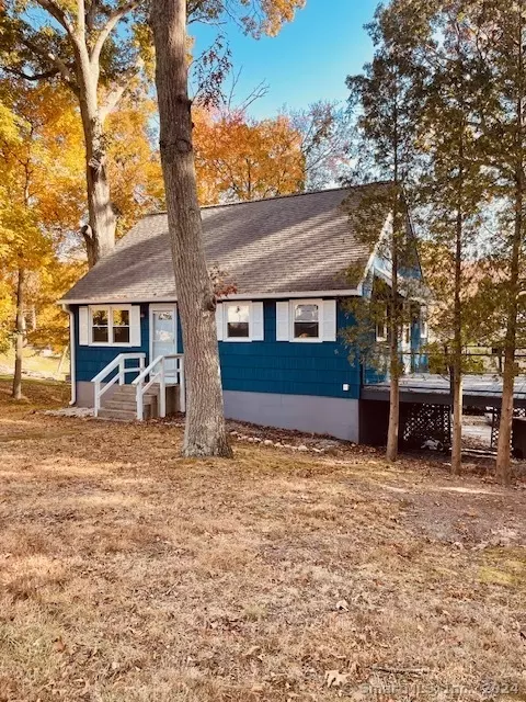 15 Oakwood Rd, East Lyme, CT 06357