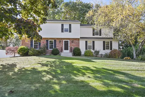 122 Rustic Oak Dr, Southington, CT 06489