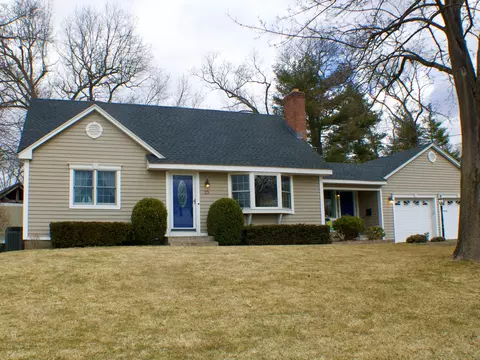 25 Circle Dr, Enfield, CT 06082